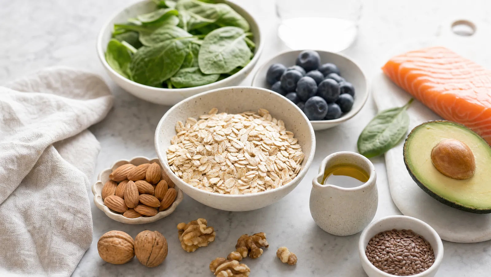 Havermout, amandelen, walnoten, avocado, zalm, blauwe bessen en lijnzaad als cholesterolvriendelijke voeding